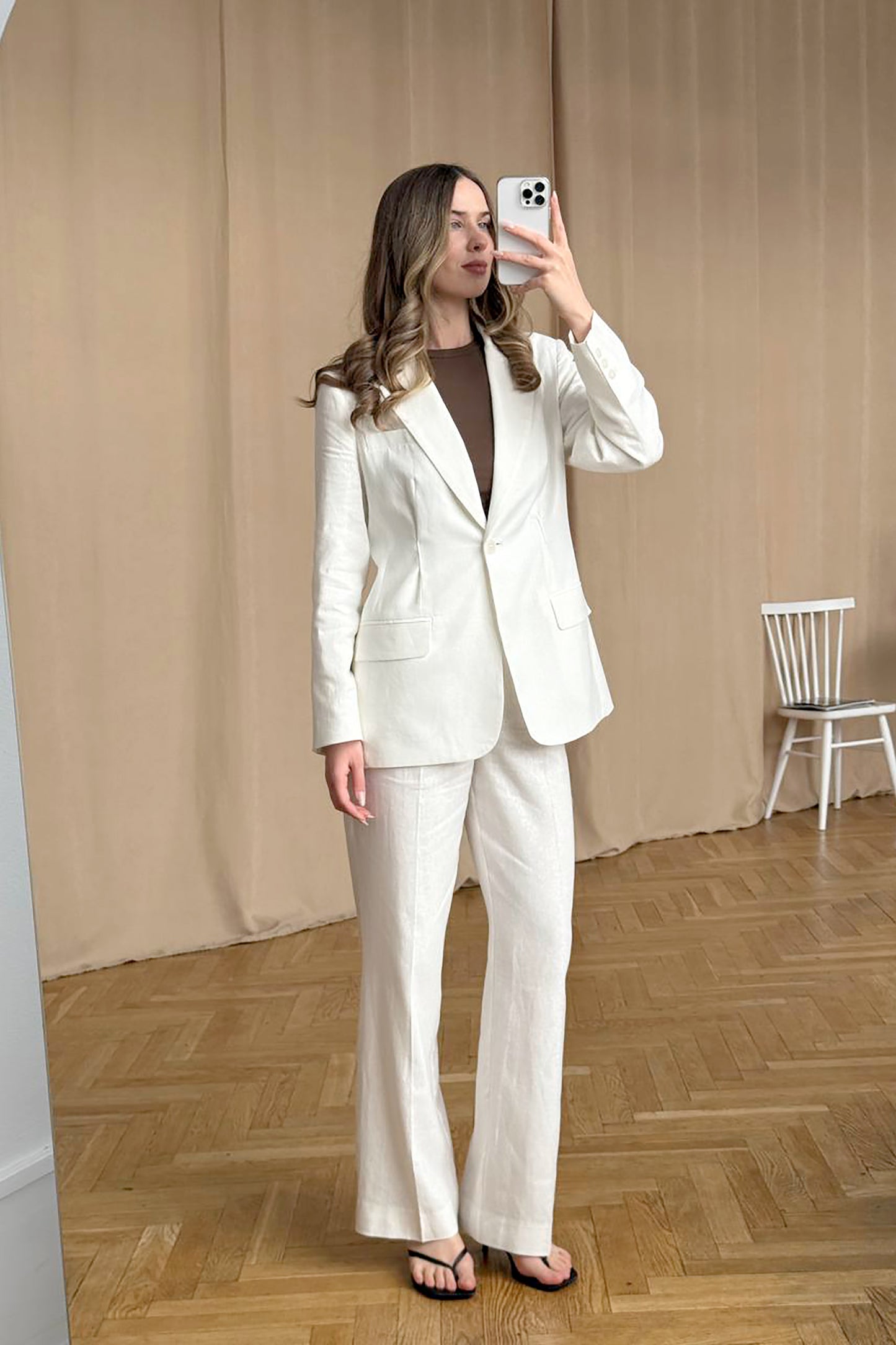 white-linen-jacket-selfie