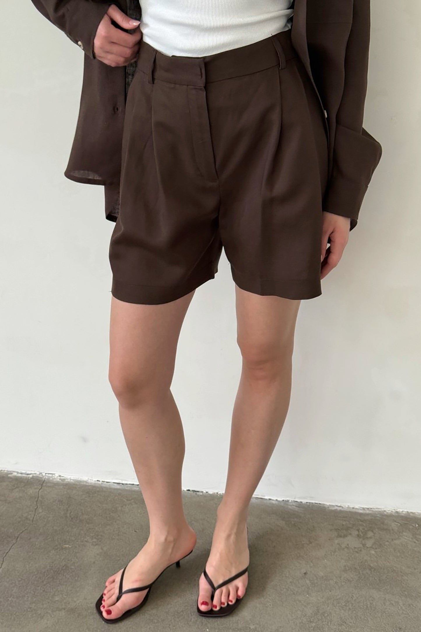 chocolate-linen-shorts-detail