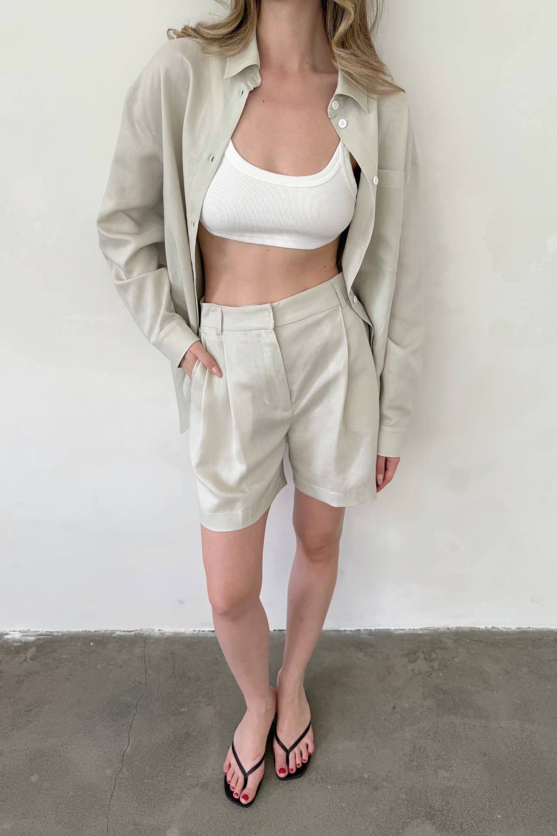 light-beige-linen-shorts-detail