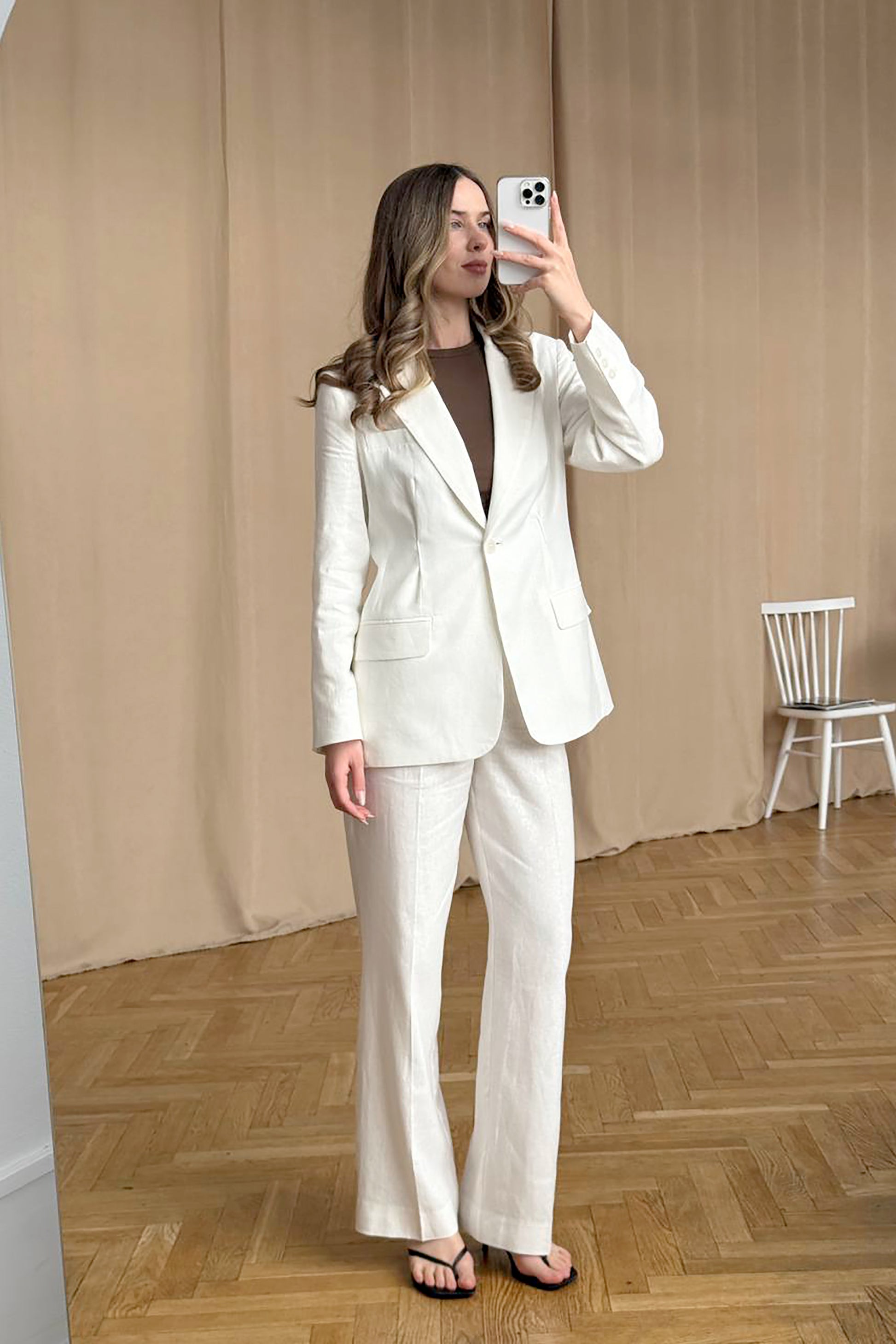 white-linen-jacket-selfie