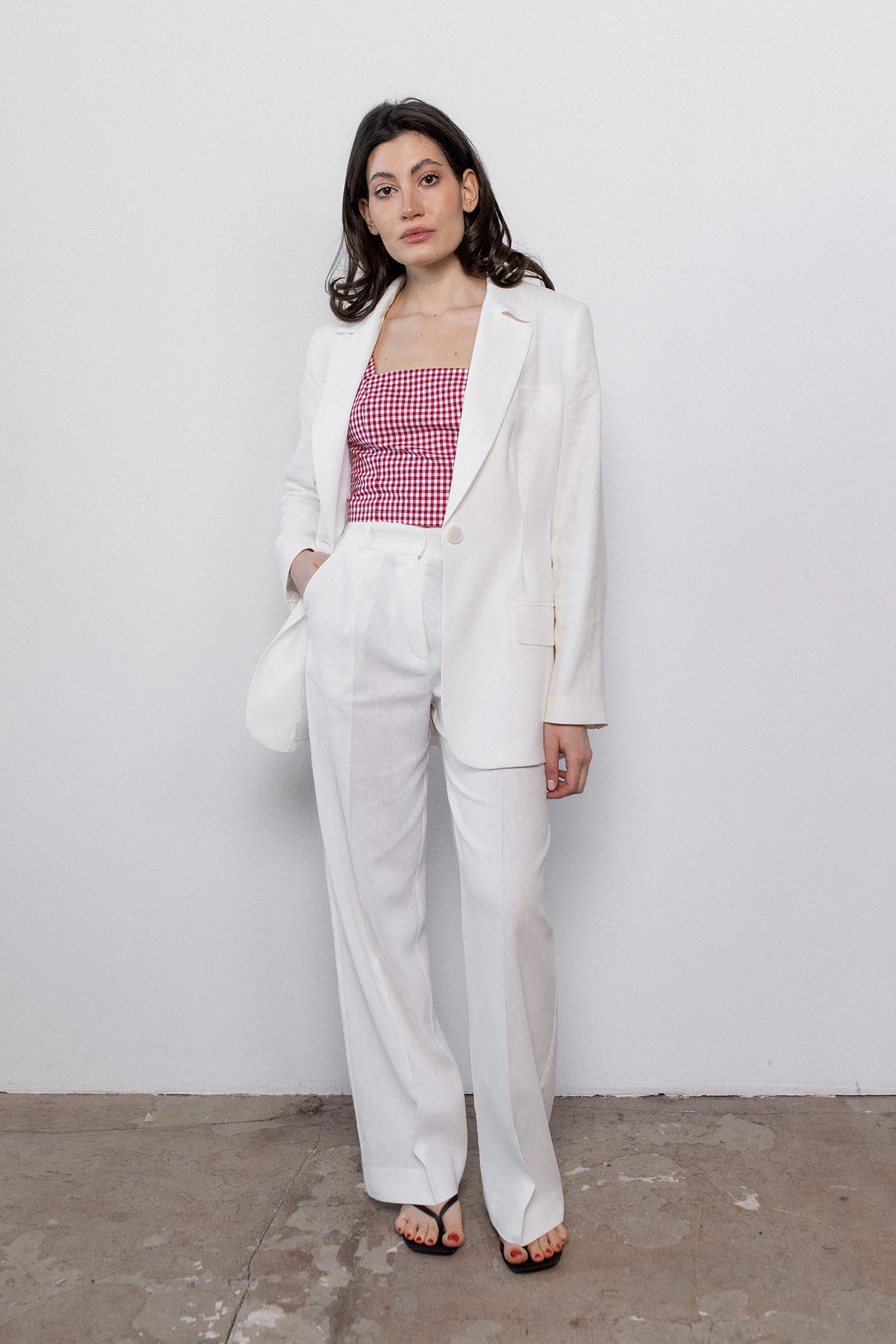 white-linen-straight-leg-pants-contrast-mood